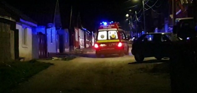 SCANDAL. Doi polițiști răniți, într-un cartier de romi din Codlea. Au fost loviți cu lopeți în cap