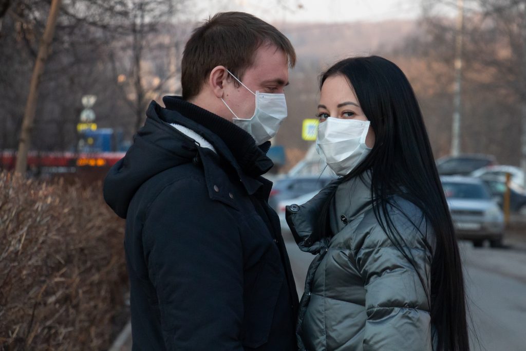 AVERTISMENT. Un medic trage un semnal de alarmă: „Dacă cineva atinge o mască folosită se expune unui risc de infecții”