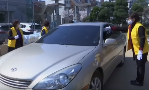 VIDEO Servicii religioase drive-in la biserici