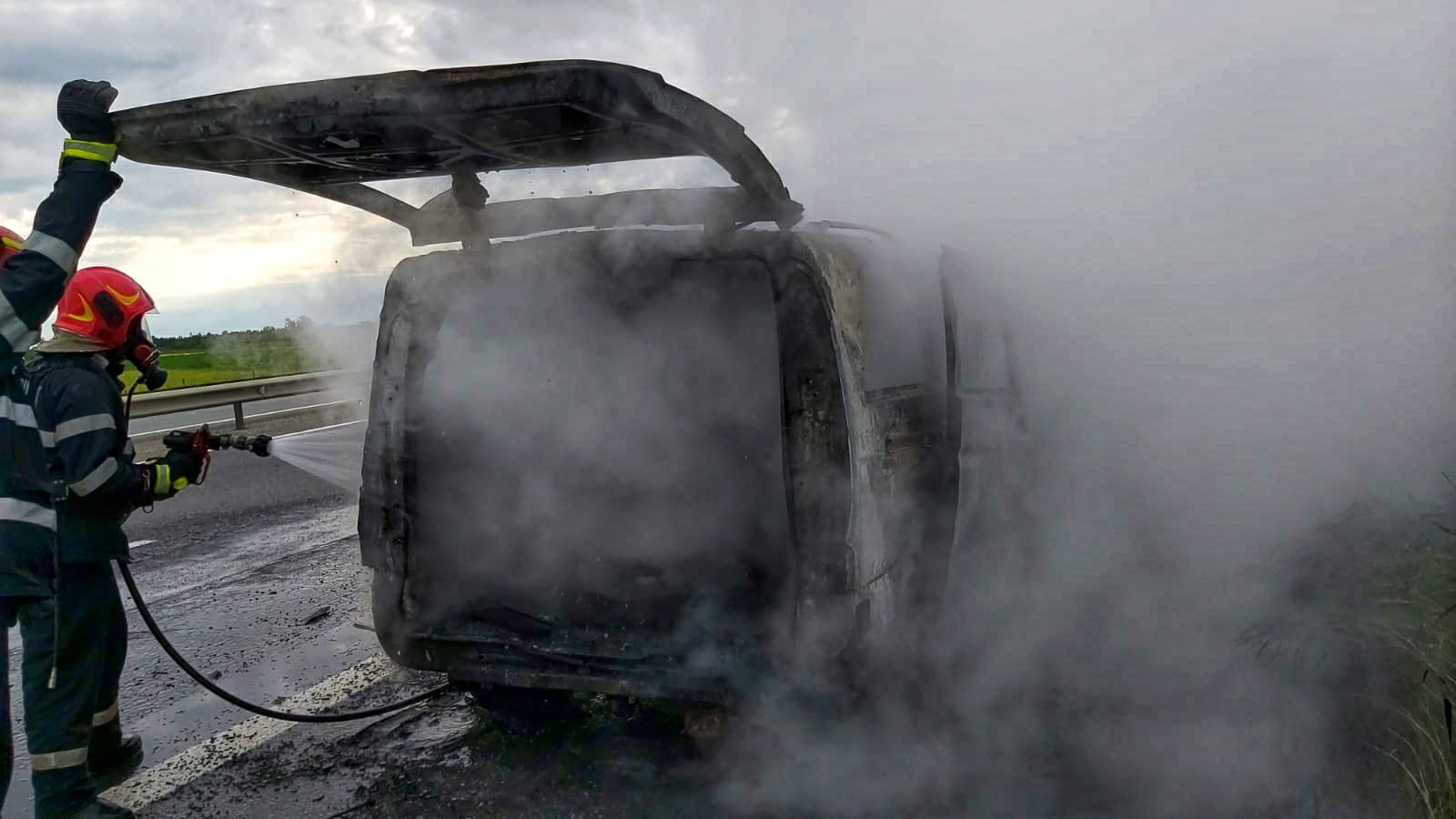 INCIDENT. Un microbuz a ars în totalitate pe A1, pe sensul de mers Pitești-București. Circulația este îngreunată INCIDENT. Un microbuz a ars în totalitate pe A1, pe sensul de mers Pitești-București. Circulația este îngreunată