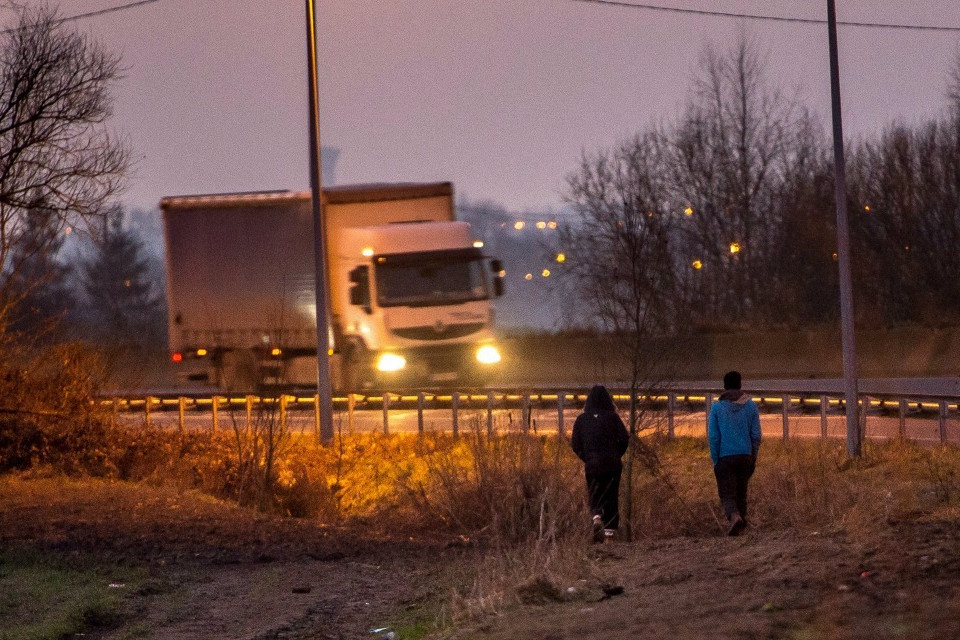 DÂMBOVIȚA. Doi cetățeni afgani au sunat la 112, spunând că se sufocă într-un TIR / Cum au fost găsiți (VIDEO)