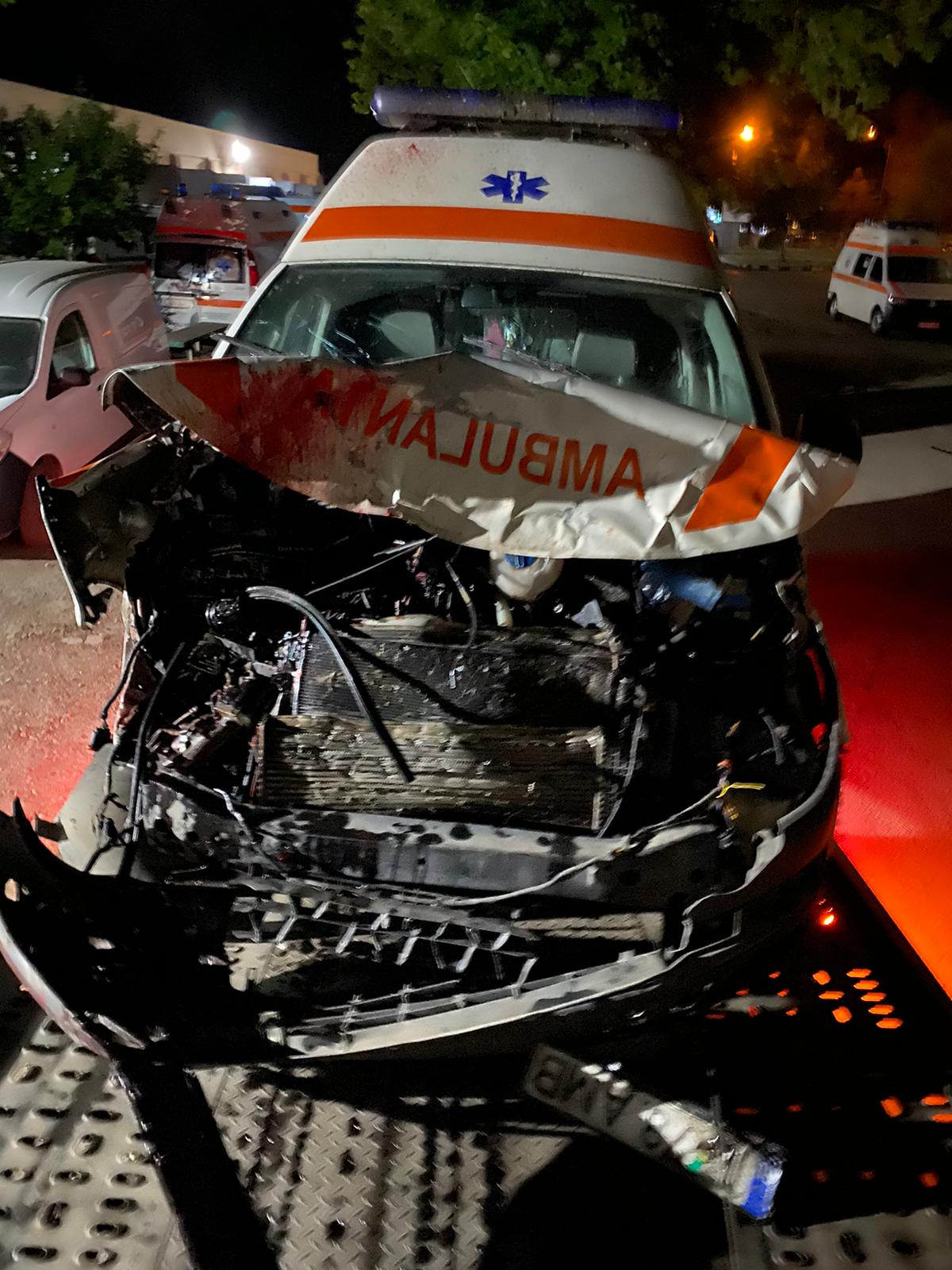 DOSAR PENAL. Un șofer de ambulanță a intrat în două animale și le-a omorât. Bărbatul consumase alcool