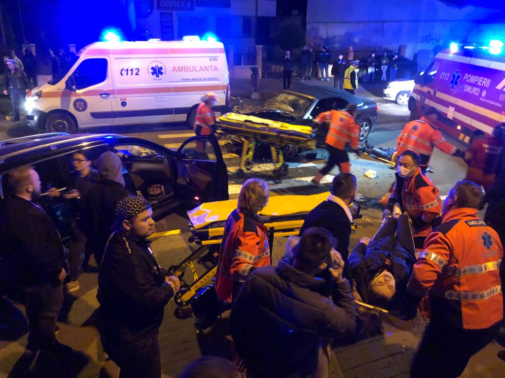 INCONȘTIENȚĂ. Șase răniți grav după ce un șofer care făcea live pe Facebook, în timp ce conducea nebunește, a provocat un accident în lanț. Momentul impactului a fost transmis în direct!