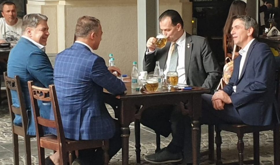 REACȚIE. Gabriela Firea, după ce Ludovic Orban a băut bere în Centrul Vechi: „Mă bucur sincer, fără urmă de ironie, că s-a simțit bine”