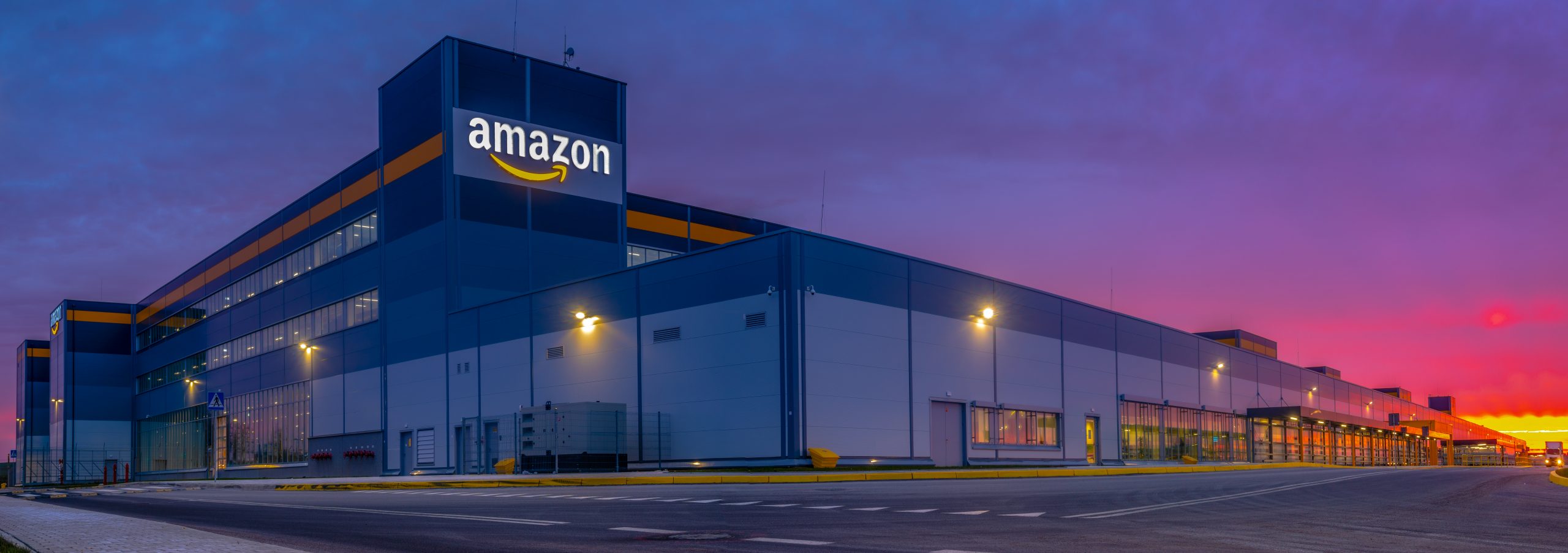PROCES. Compania Amazon, dată în judecată de mai mulți angajați pentru că nu le-ar fi pus la dispoziție echipamente de protecție împotriva COVID-19