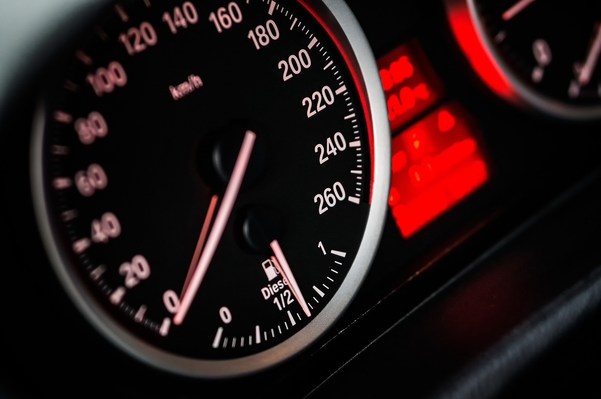 TERIBILISM. Tânăr prins în timp ce conducea cu o viteză cu 150 km/h mai mare decât limita admisă. Ce amendă a primit