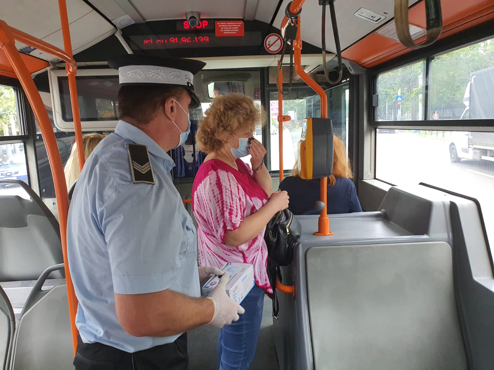 GALERIE FOTO. Razie a Poliției în autobuzele din București! Reacția „deșteaptă” a unui tânăr prins fără mască / „Se vor da amenzi și de 2.500 de lei”