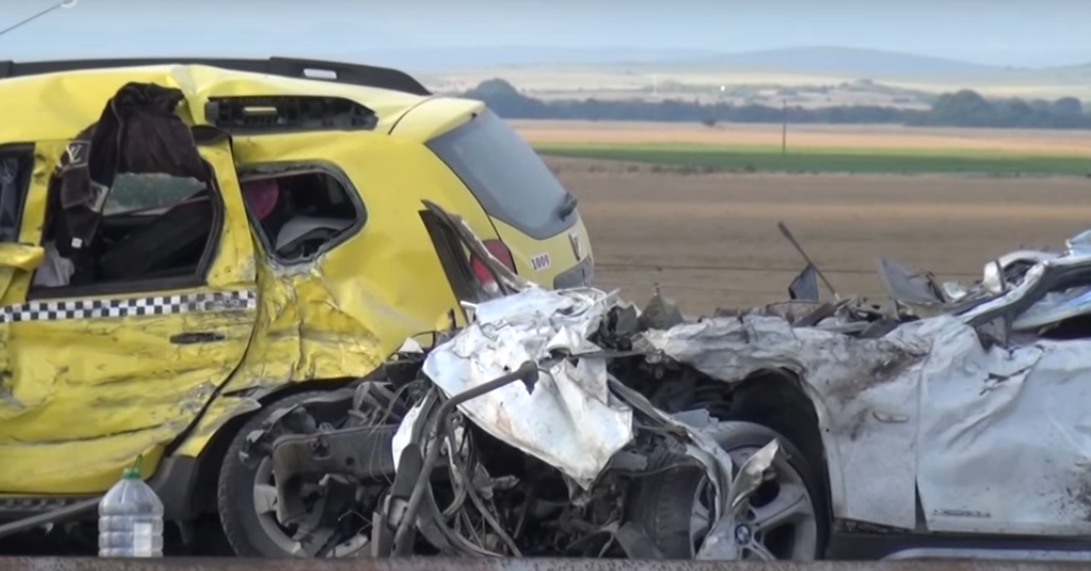 Accident groaznic pe autostradă, unde un TIR a intrat pe contrasens. Sunt șase morți, iar un Duster a fost strivit. Camionul venea de la Sofia și mergea către Burgas. IMAGINI ȘOCANTE