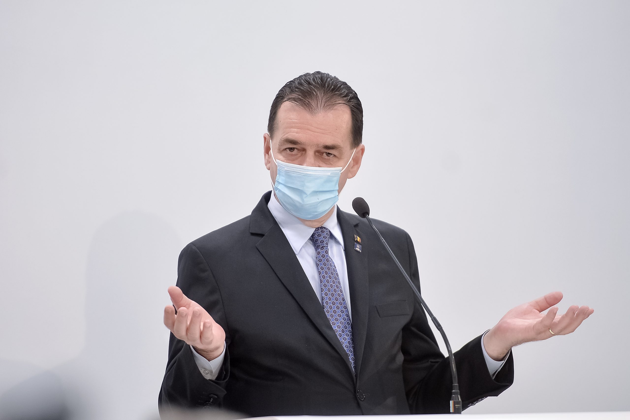Masca ar putea deveni obligatorie și în aer liber! Anunțul de ultimă oră al premierului Ludovic Orban