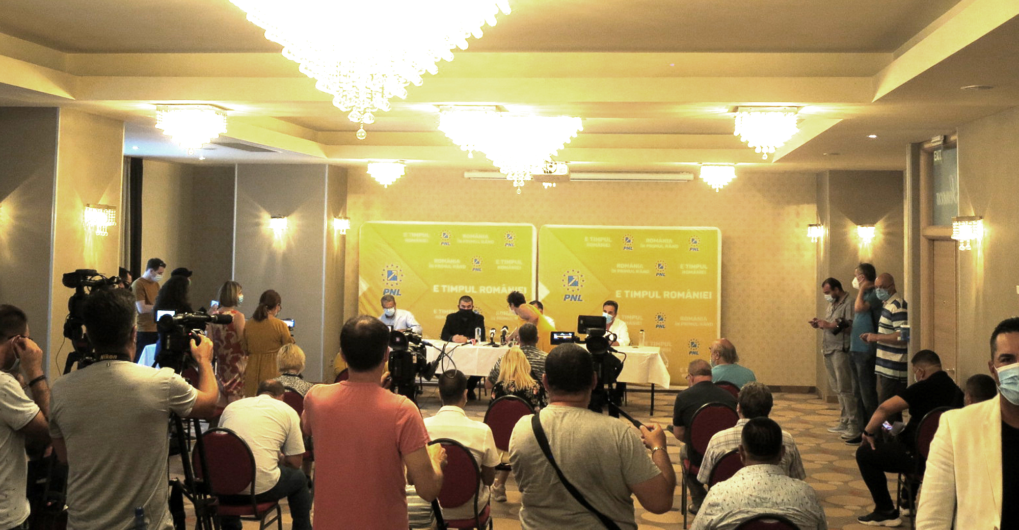 La conferința PNL de azi s-au făcut de râs nu politicienii, ci unii ziariști poate…