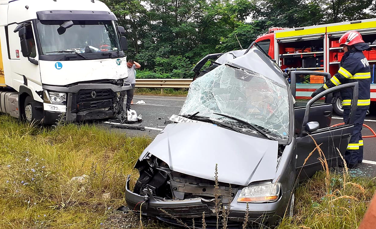 Doi bărbați au murit și două minore au fost grav rănite, într-un accident auto produs în Arad (FOTO)