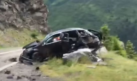 Accident mortal pe Transfăgărășan. Un mort și doi răniți, după ce o mașină s-a răsturnat de câteva ori (VIDEO)