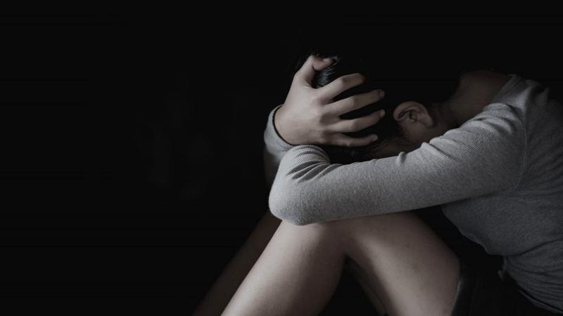O fetiță de 12 ani din Caraș-Severin era violată, de un an și jumătate, de concubinul mamei și tatăl acestuia. Femeia i-a reclamat abia acum la Poliție