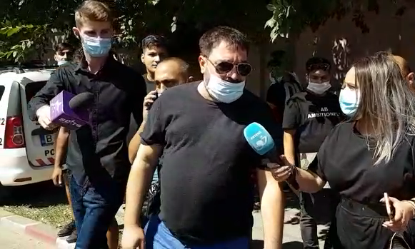 După priveghi, Florin Salam a participat și la înmormântarea lui Emi Pian: „Sunt nedormit și supărat. Ne rugăm la Dumnezeu să fie bine!” (VIDEO)
