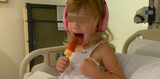 O fetiță de 3 ani s-a ars cu detergent de rufe sub formă de gel, după ce a spart o capsulă în mâini. Care a fost reacția mamei sale
