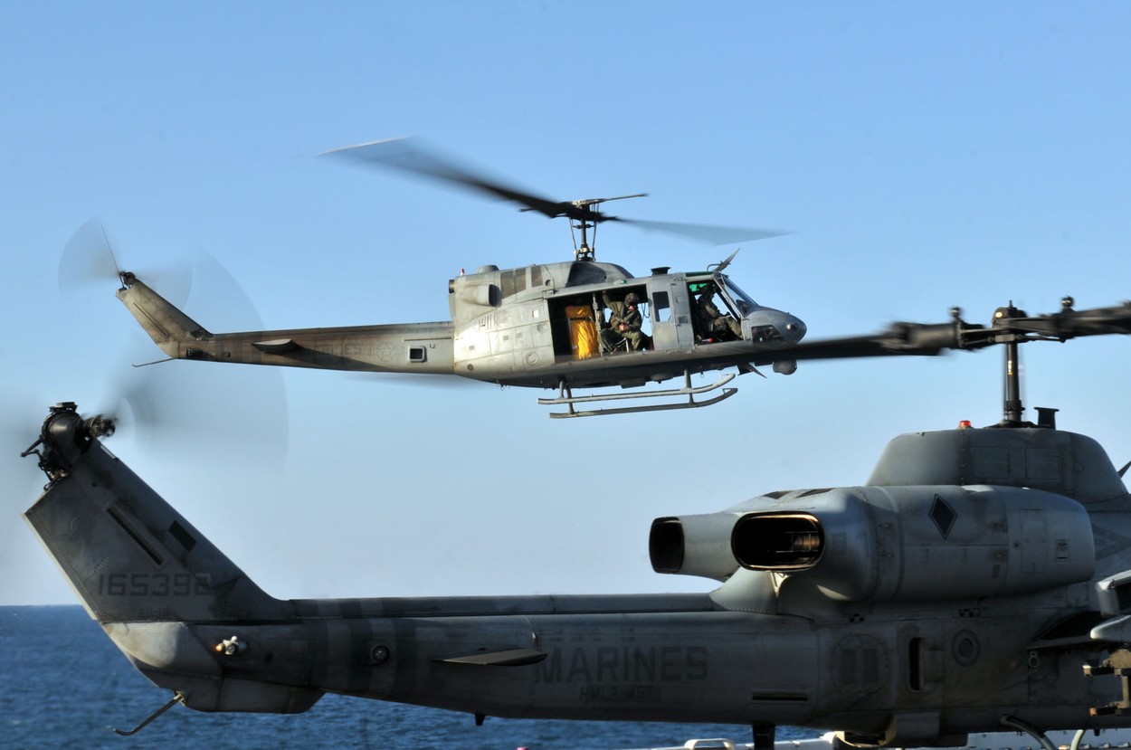Elicopter militar, atacat de la sol în Statele Unite. Un membru al echipajului a fost rănit, iar FBI anchetează incidentul