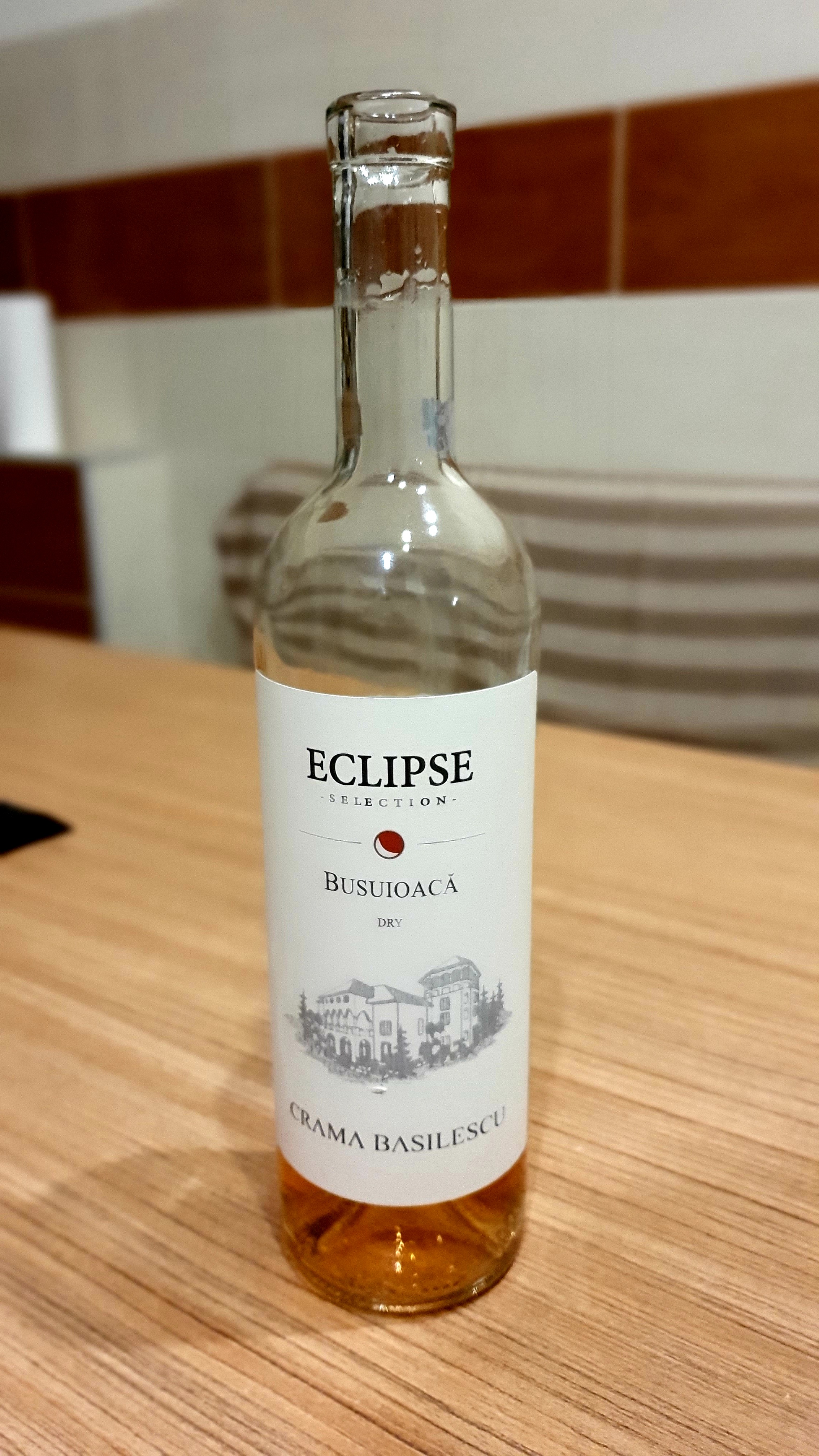 Teapa de la Crama Basilescu. Sortimentul Eclipse Busuioaca Dry a ajuns un vin de calitate joasa la acelasi pret