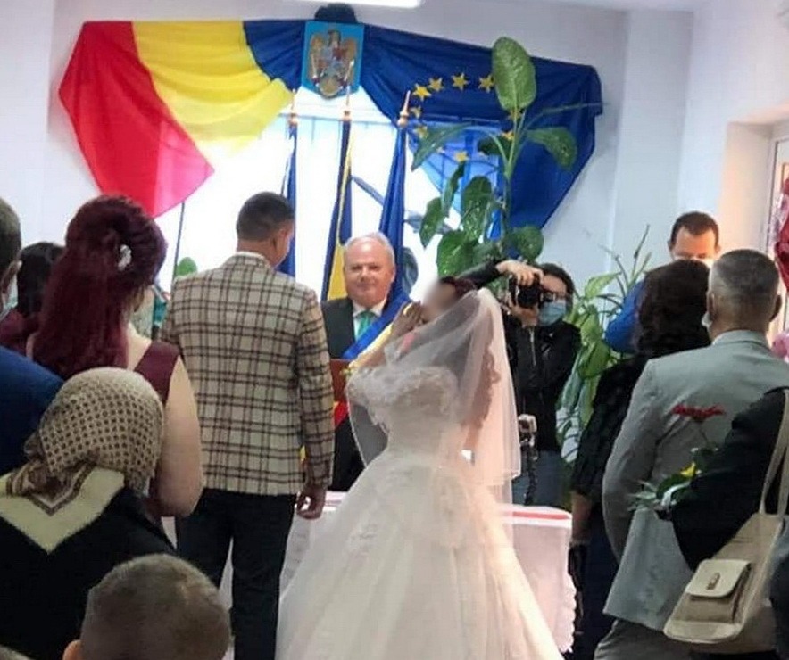 Primar din Bihor, care oficia căsătorii fără a purta mască de protecţie, depistat cu Covid-19: „Îmi era mai uşor să vorbesc fără ea”