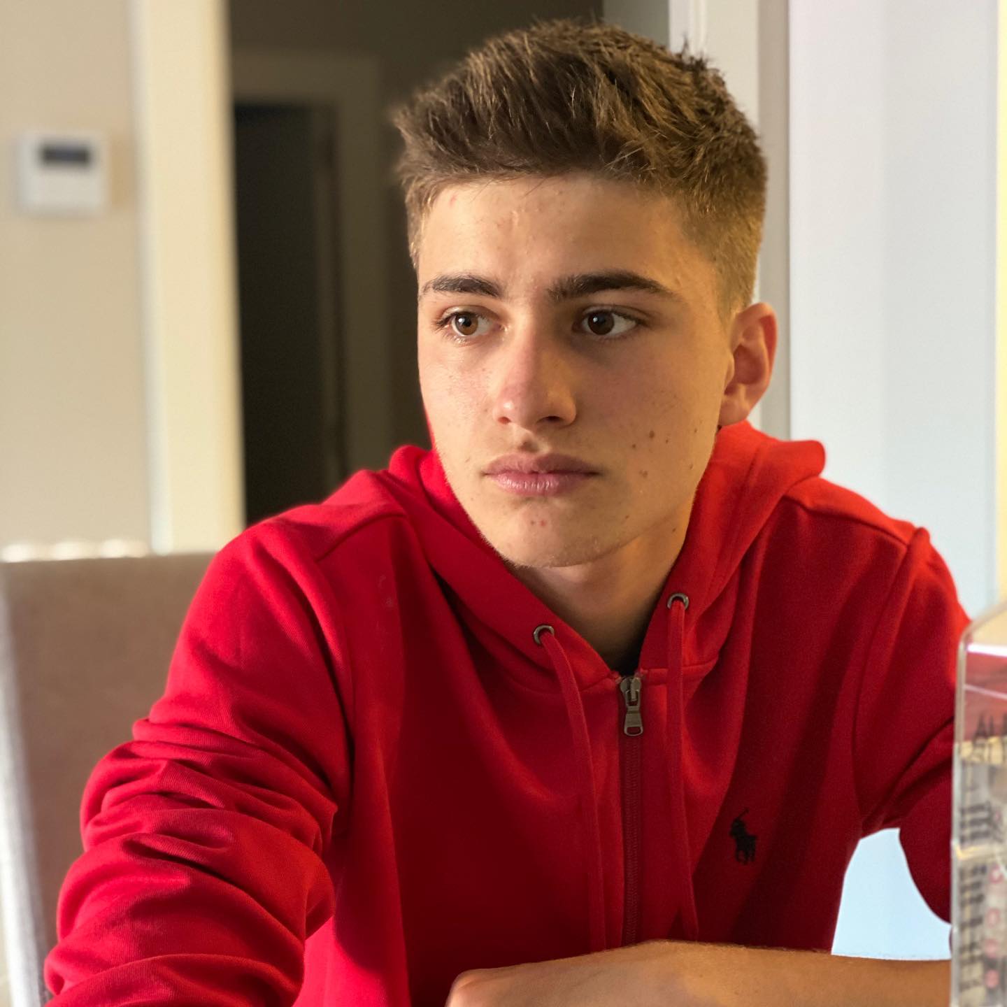 Mario, fiul cel mare al lui Adi Mutu, a împlinit 18 ani și s-a mutat cu mama sa în România. Alexandra Dinu e în juriul unui cunoscut show TV