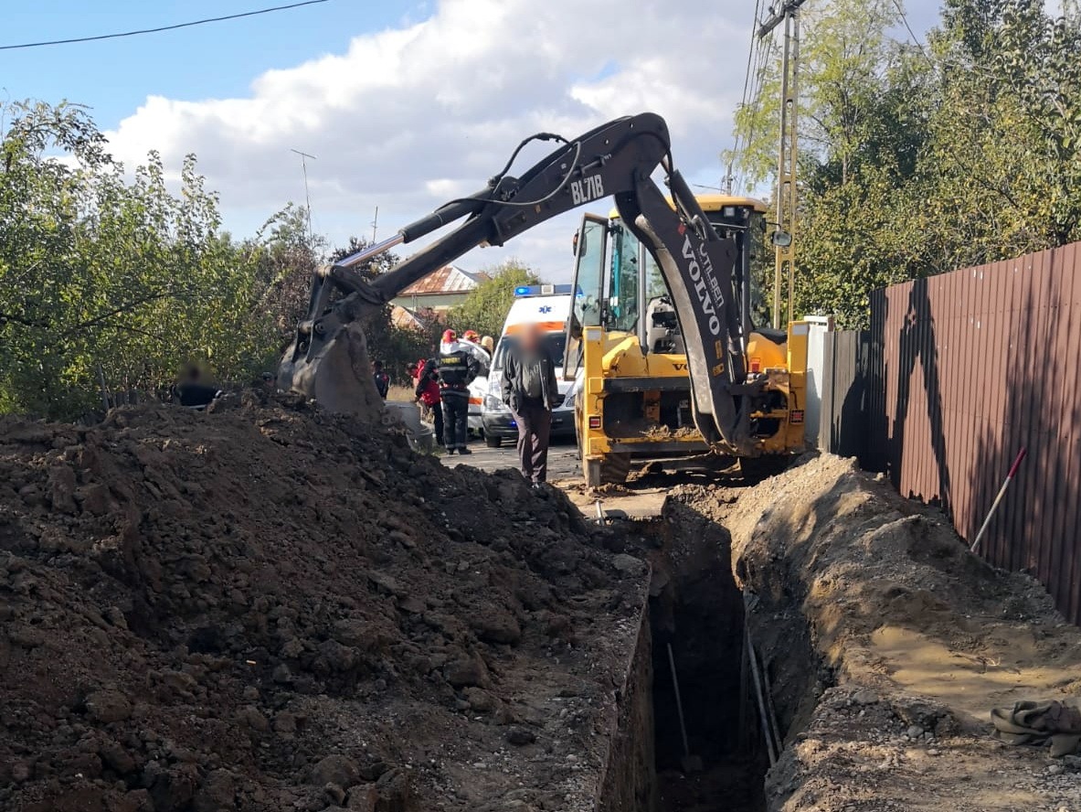 Un bărbat a murit, după ce a fost prins sub un mal de pământ când lucra la o rețea de canalizare din județul Dâmbovița