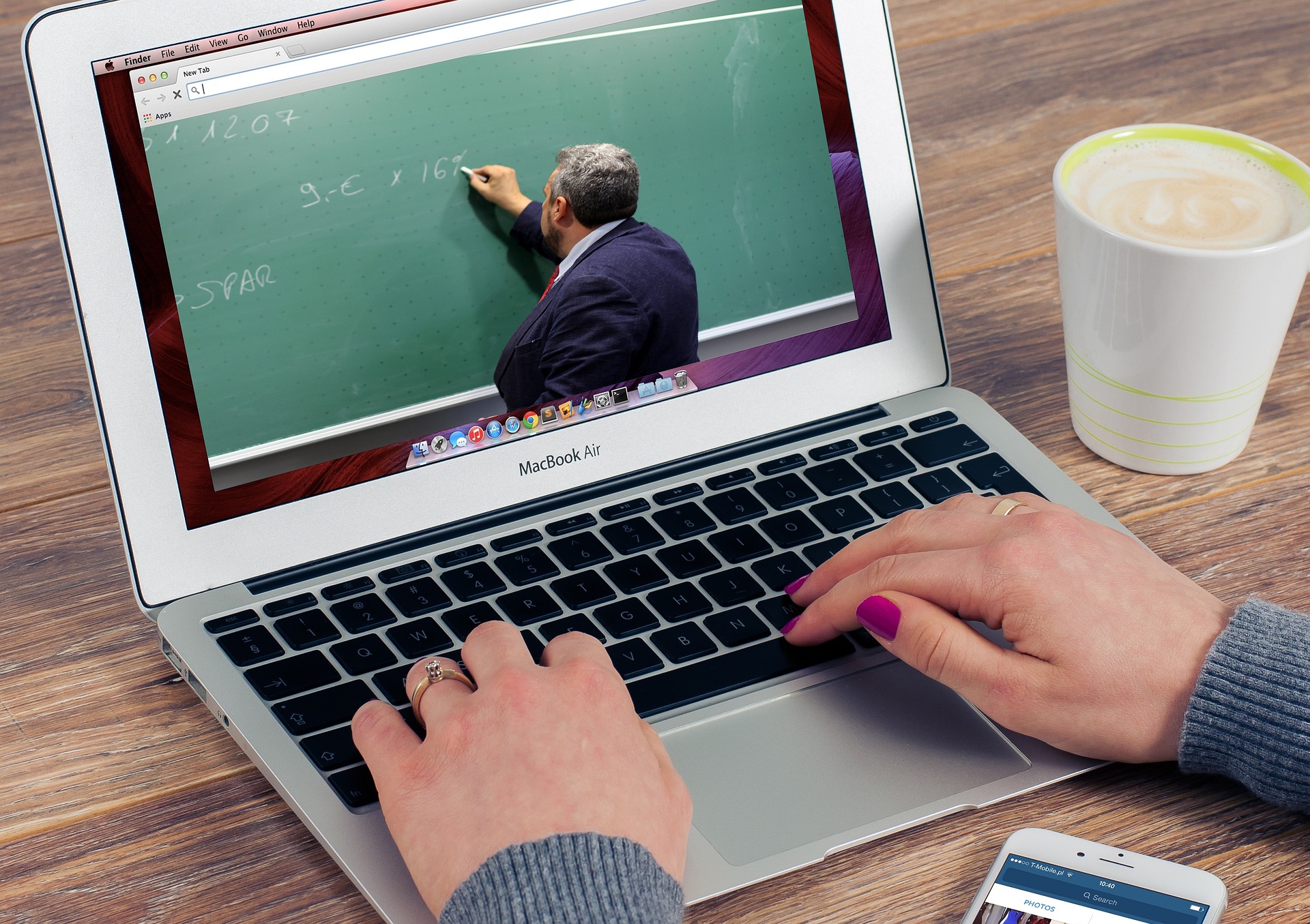 Profesorii care refuză să predea online riscă sancțiuni drastice! Inspectoratul Școlar București: Se poate ajunge la desfacerea contractului de muncă