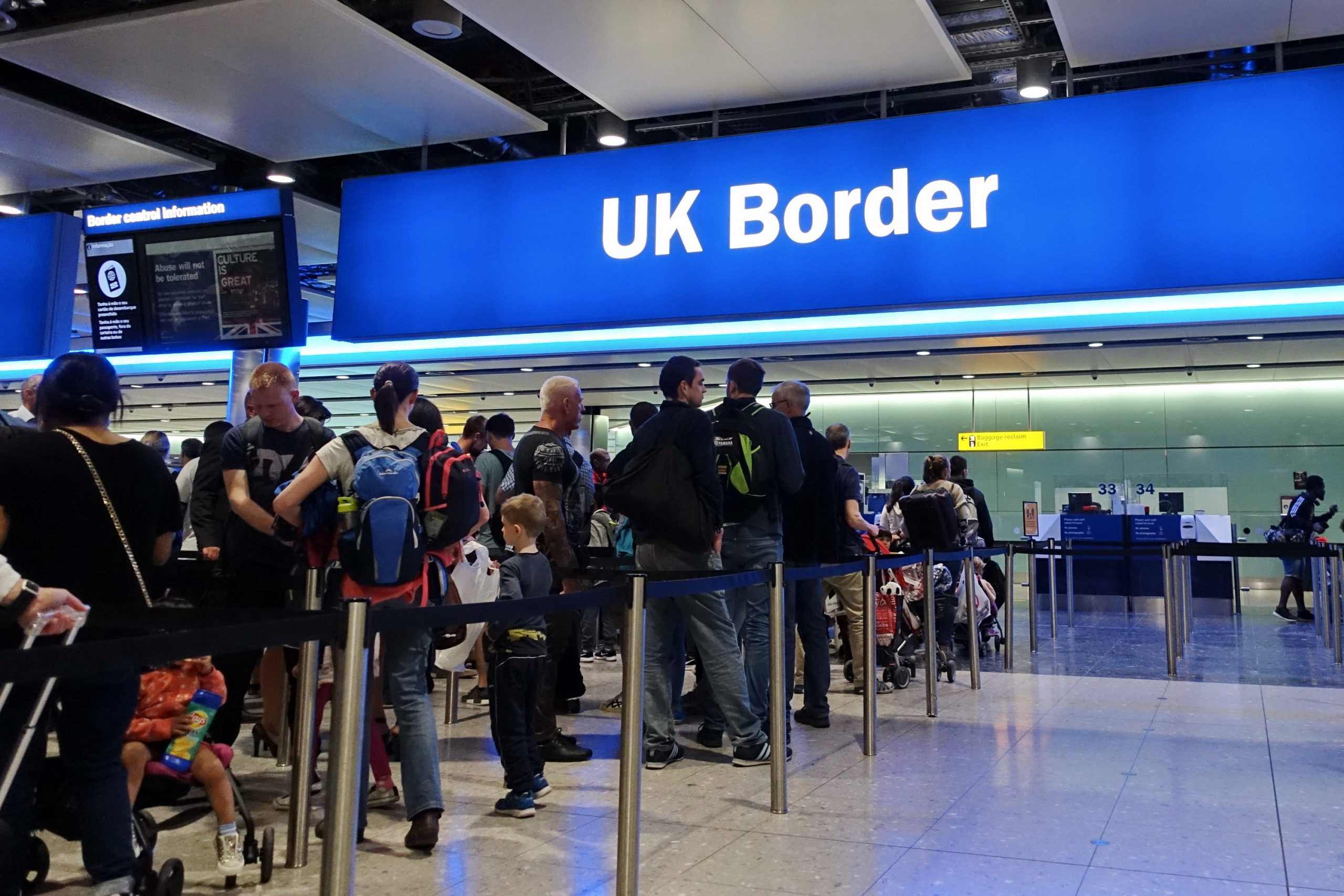 Marea Britanie nu le va mai permite accesul cetățenilor europeni în baza cărții de identitate. De când intră în vigoare măsura