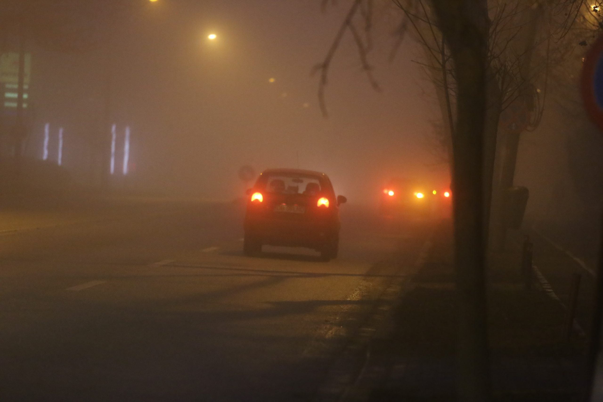 Cod galben de ceață si vânt puternic, duminică dimineață, în România. Sunt vizate 18 județe