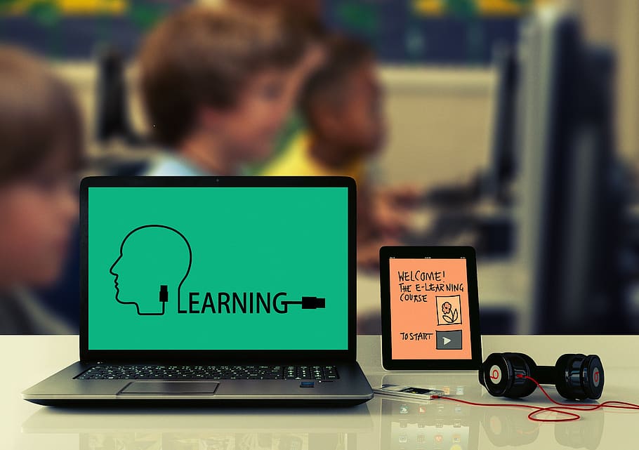 Sondaj: Doi din trei profesori spun că au nevoie de cursuri de perfecţionare pentru a putea preda online