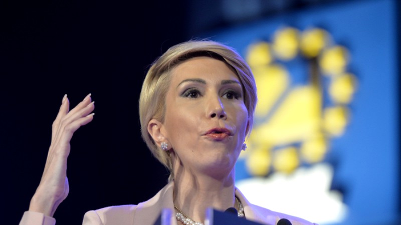 Raluca Turcan îi atacă pe primarii care organizează Târguri de Crăciun în acest an: “Îi aruncă pe români în ghearele morţii!”