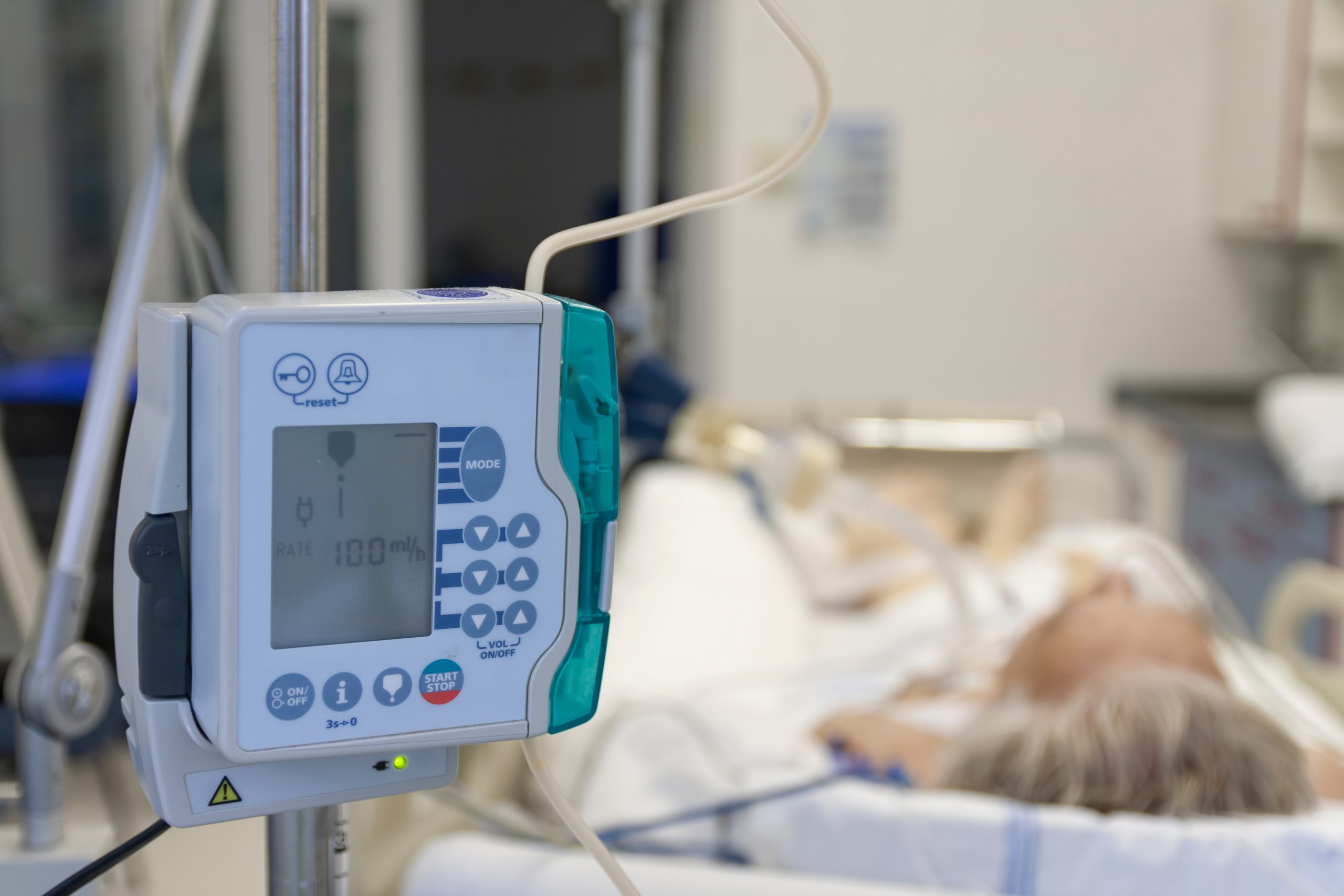 Povestea cutremărătoare a pacientei COVID-19 care se află în stare gravă la ATI: Femeia fusese trimisă de trei ori acasă iar acum se zbate între viață și moarte