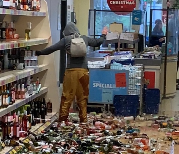 Imagini șocante! O femeie a distrus 500 de sticle de alcool dintr-un supermarket: Nu s-a oprit nici după ce se tăiase la mână! – VIDEO
