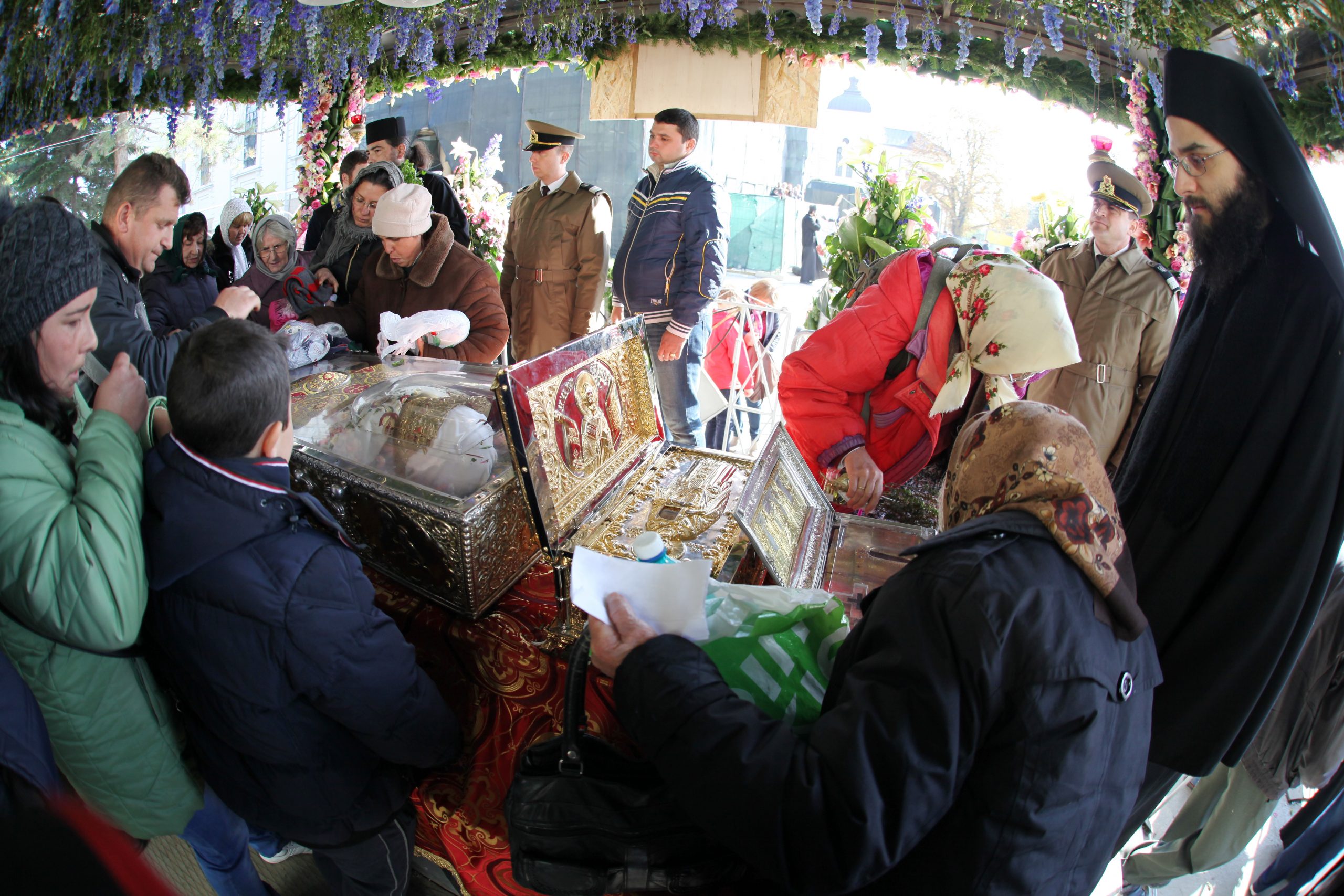 Curtea de Apel București, o primă sentință favorabilă enoriașilor. Au liber la pelerinaje, dar decizia nu e definitivă