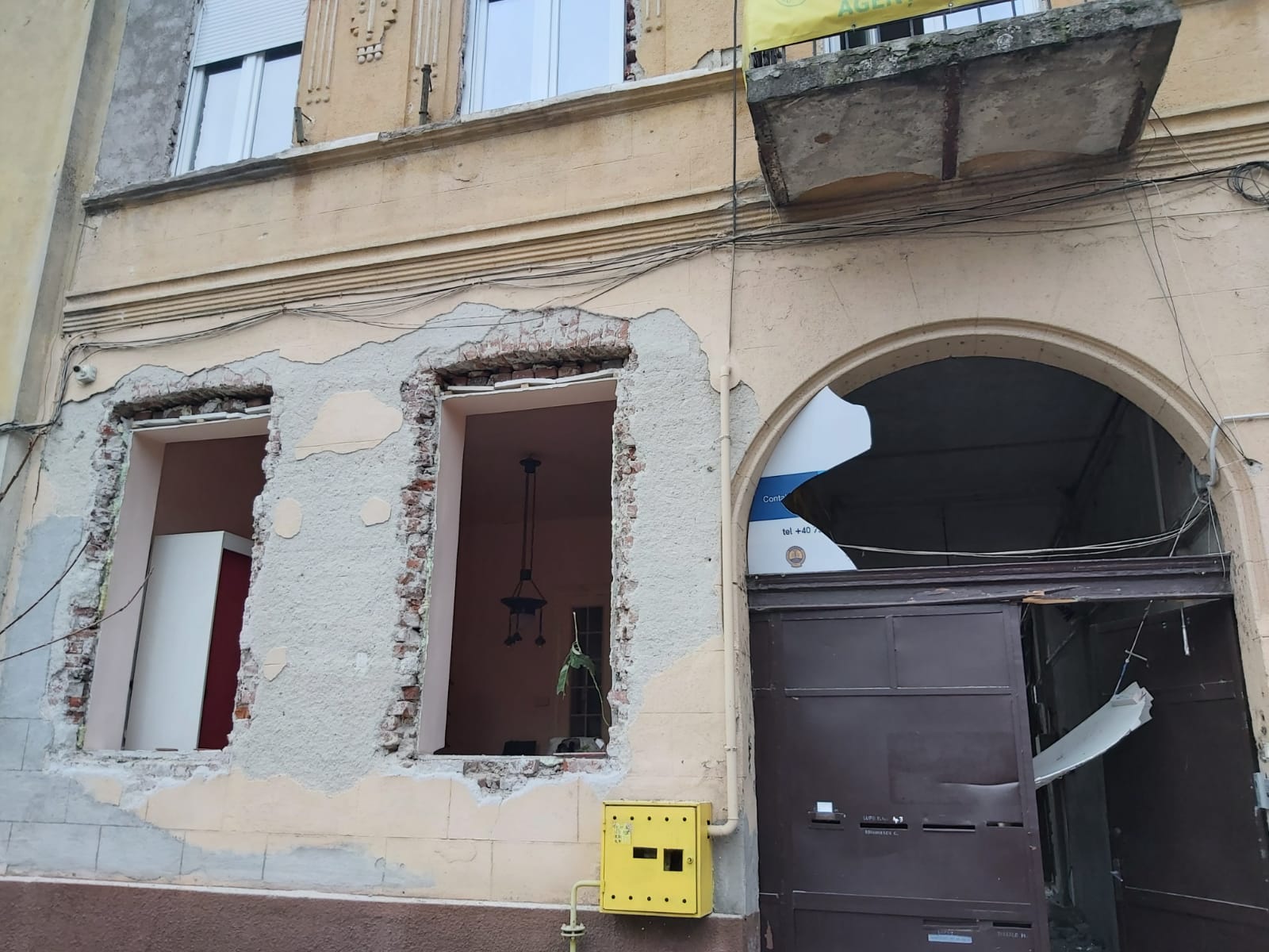 Un bărbat din Arad a suferit răni la brațe și la față, după o explozie care s-a produs în baia locuinței sale (VIDEO)