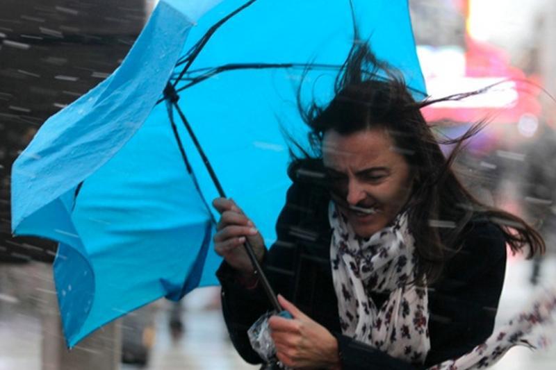 Avertizare nowcasting: Meteorologii au emis cod galben de vânt în București și în județul Ilfov! Trafic îngreunat în țară, din cauza vremii nefavorabile