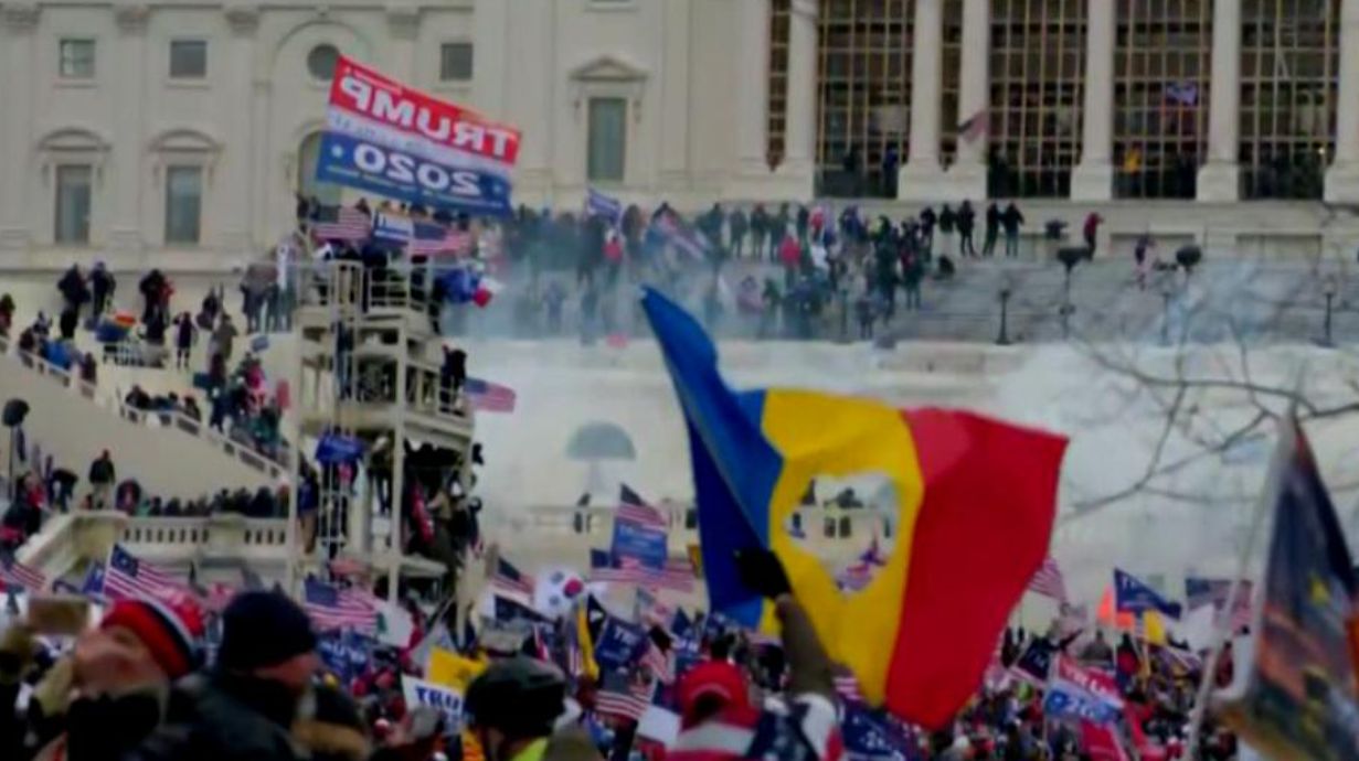 Imaginile care au devenit virale după protestele violente din SUA. Drapelul României, printre steagurile fluturate de susținătorii lui Trump! (FOTO)