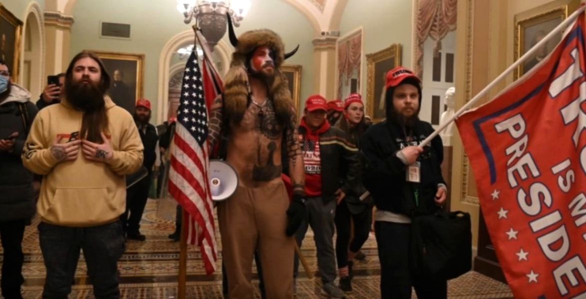 Celebrul protestatar dezbrăcat și cu coarne de la Capitoliu a fost arestat! „Acest individ era înarmat cu o lance de doi metri lungime, cu un drapel american ataşat chiar sub lamă” / Cine este Jake Angeli