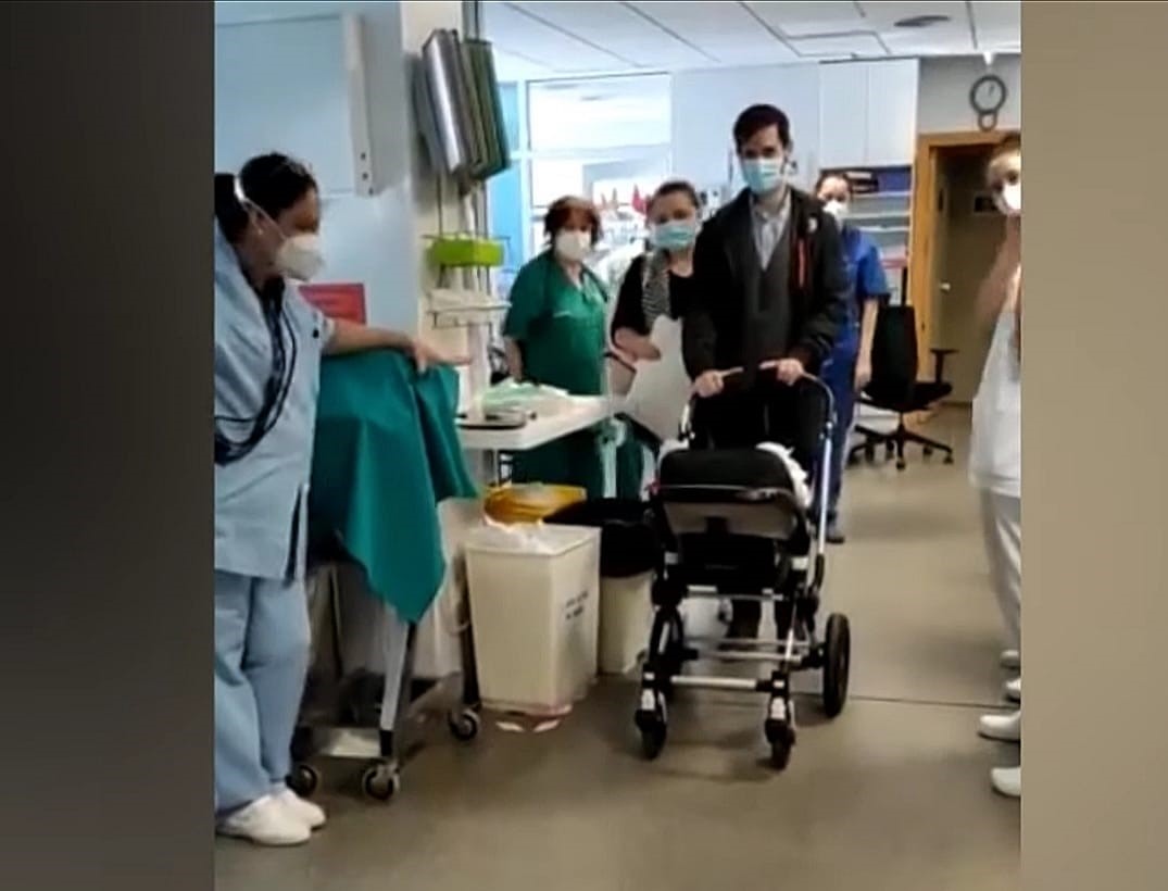 Povestea micuțului Petru, un bebeluș român perfect sănătos, care s-a chinuit 70 de zile la ATI în Spania, după ce s-a infectat cu noul coronavirus! Medicii spanioli l-au aplaudat la externare / VIDEO