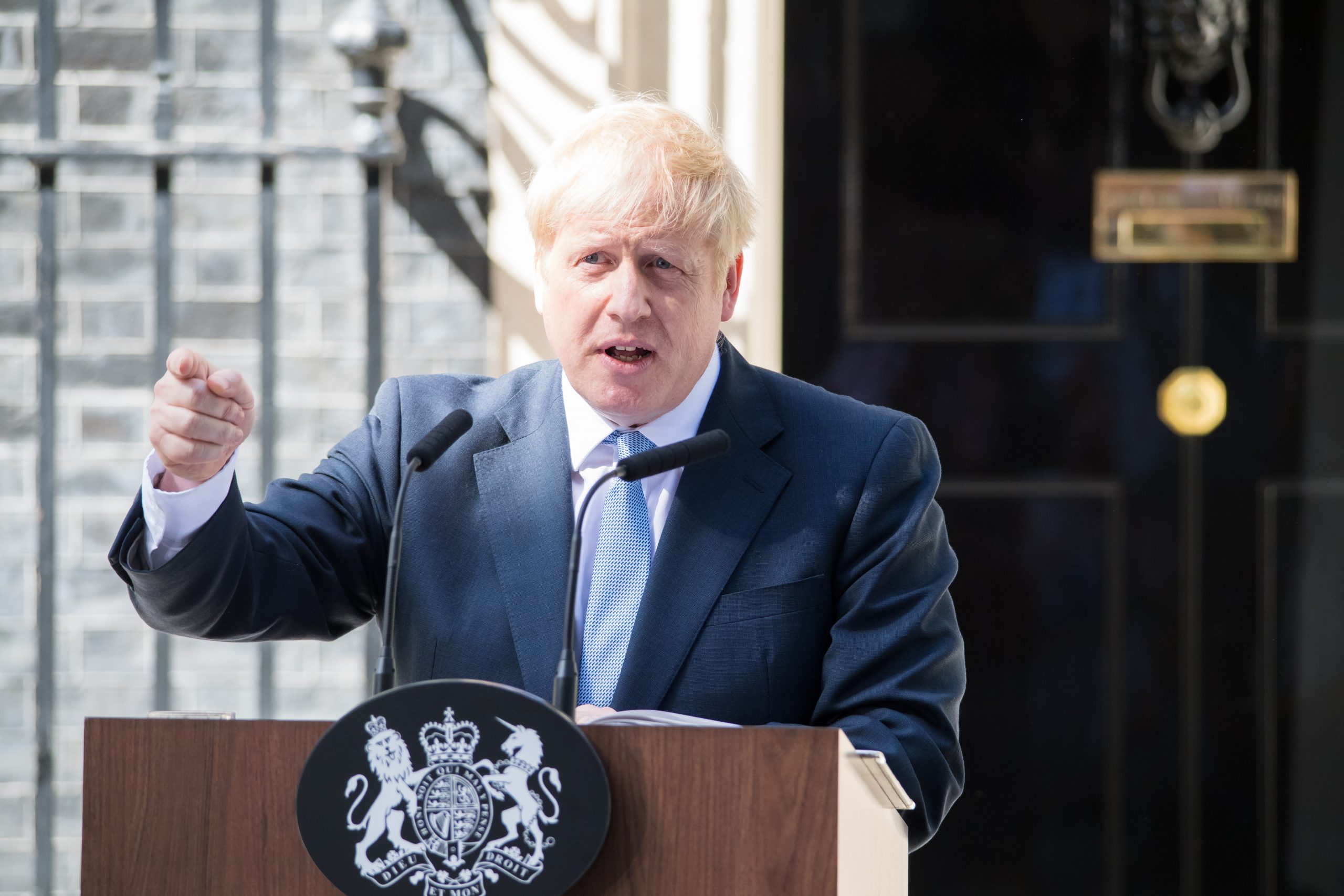 Ministrul britanic al sănătății demisionează după ce The Sun a dezvăluit că a sărutat o consilieră în biroul său