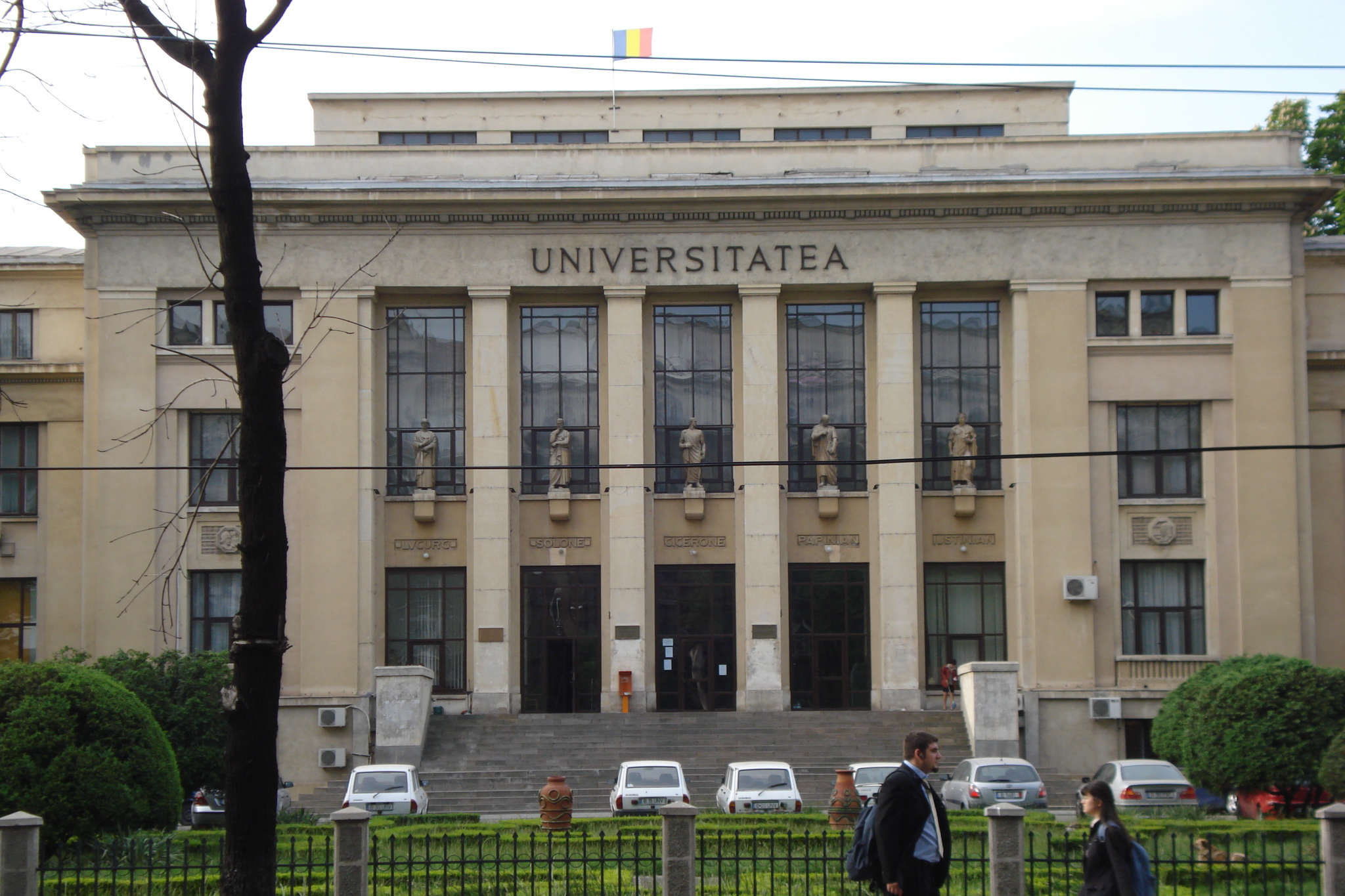 E scandal la Facultatea de Drept din București, unde aproape 50 de studenți riscă să fie exmatriculați! Ce acuzații le aduce decanul