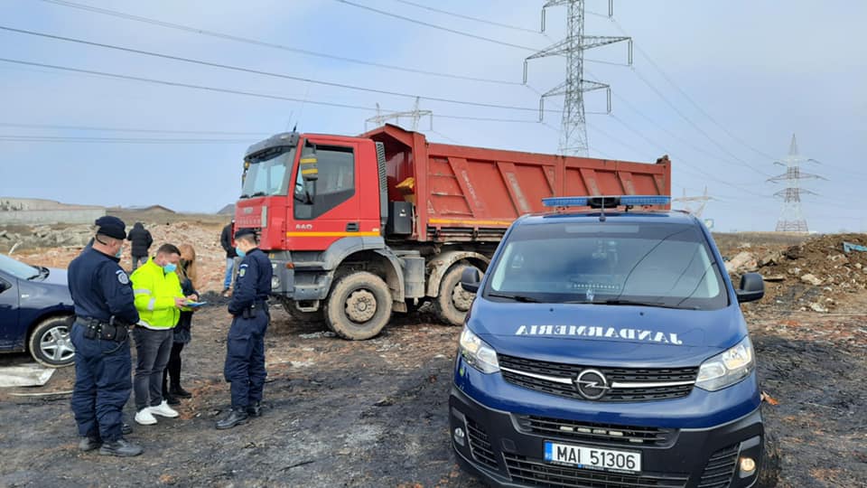 Garda de Mediu ia măsuri: Mașinile celor care depozitează ilegal deșeuri, confiscate – FOTO/VIDEO