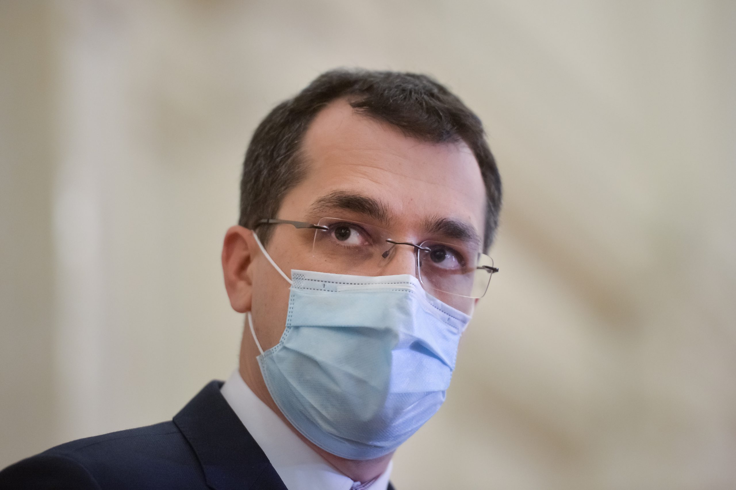 Vlad Voiculescu, despre elevii care ar vrea să ducă mărțișoare la școală: „Poate dacă poartă mănuși” / De ce a citat ministrul Sănătății din Biblie