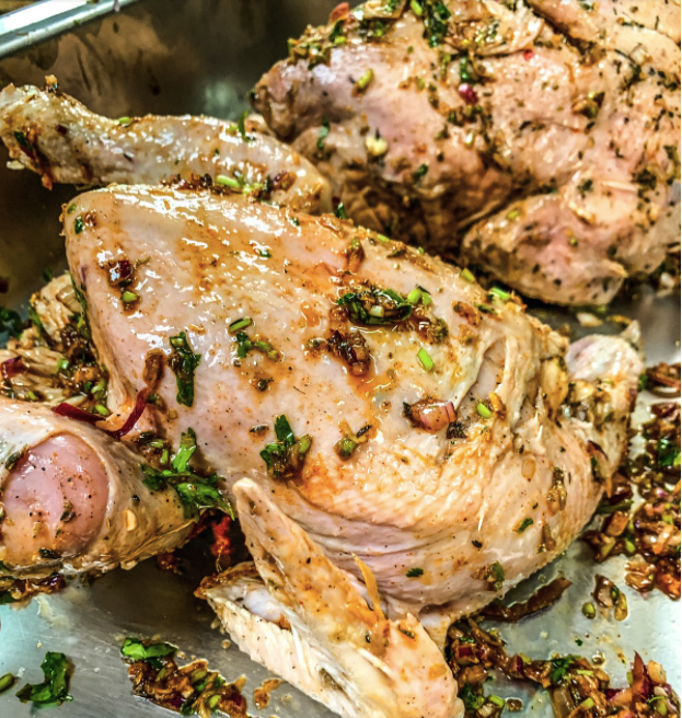 Descoperă AICI cea mai simplă și delicioasă rețetă de pui la cuptor!