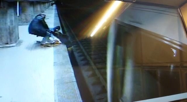 Ce surpriză! Cine este tânărul care a salvat-o pe fata care s-a aruncat în fața metroului la Dristor!