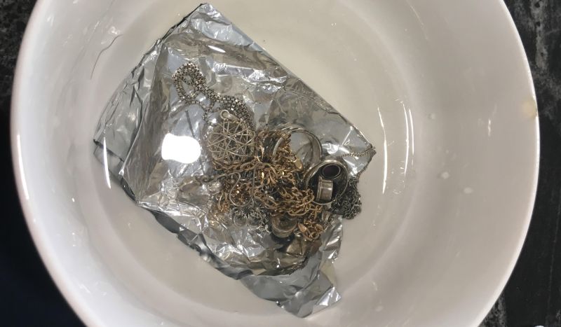 Argintul sterlin se oxidează? Se pot curăța petele?