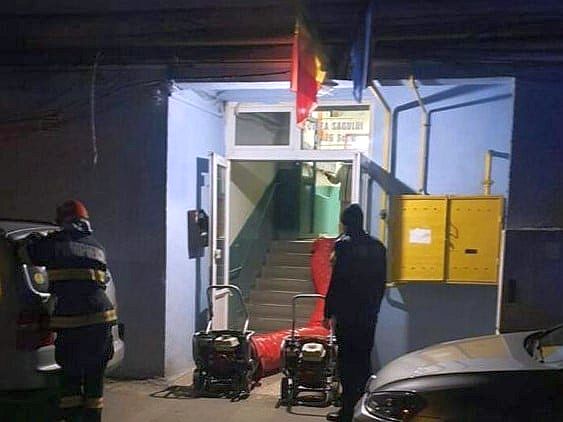 Miros înțepător într-un bloc din Timișoara, după o deratizare la parter. Au fost evacuați 70 de locatari, între care 12 minori, iar ministrul Sănătății a ordonat o anchetă / Ce substanță periculoasă au descoperit specialiștii!