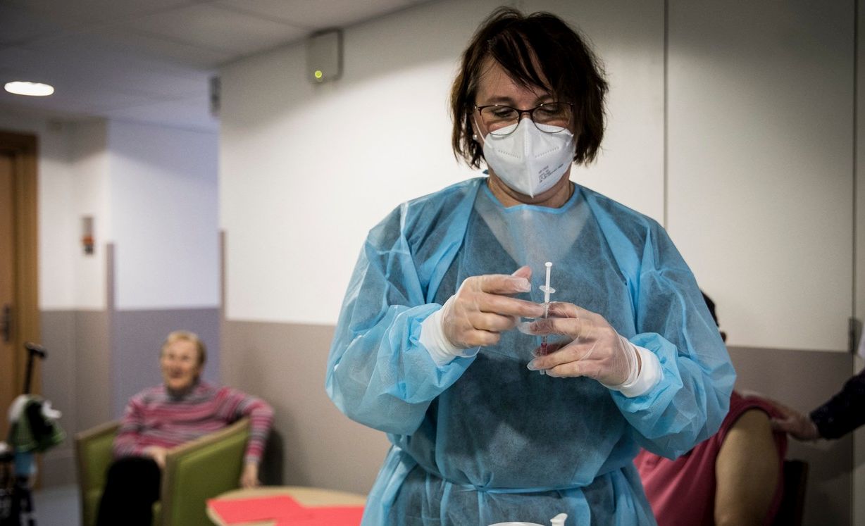 UPDATE – Un bărbat din Târgu Jiu, vaccinat cu Pfizer, a primit la rapel o doză de la Moderna / Polițiștii din Gorj au deschis un dosar penal