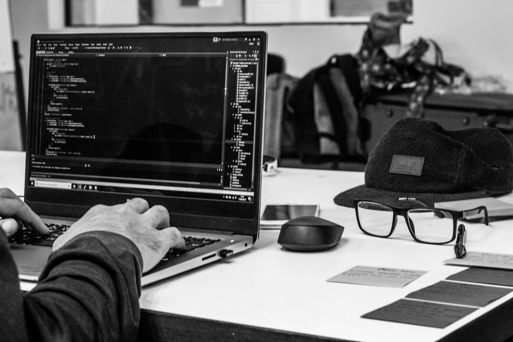 Sase bănci populare din România, folosite ilegal de către hackeri cu scopul de a căpăta acces la datele bancare ale clienților