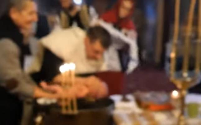 Imagini din timpul botezului în urma căruia un bebeluș a decedat! Preotul nu face scufundarea pruncului așa cum ar trebui – VIDEO