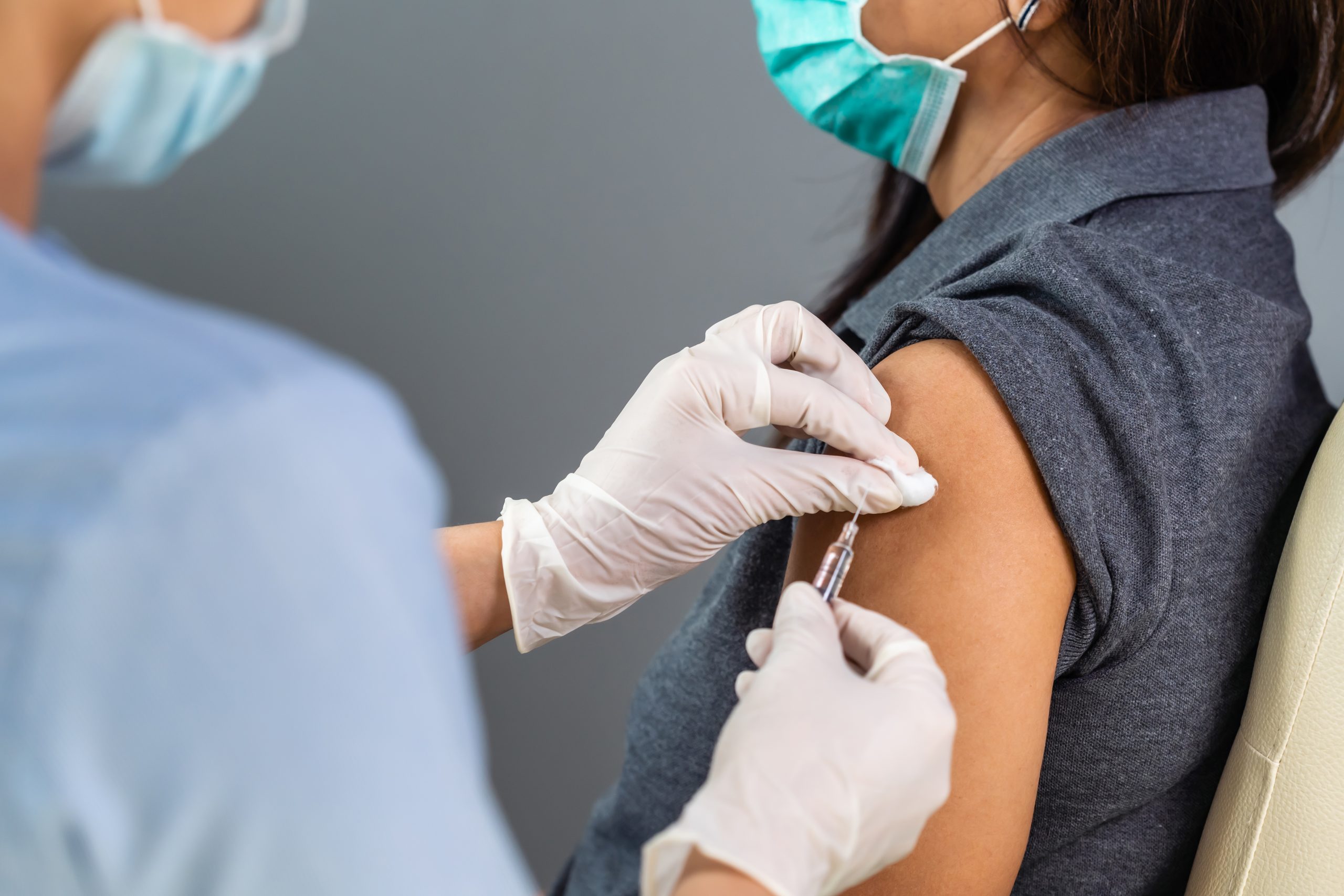 Primele doze de vaccin AstraZeneca ajung duminică în centrele de vaccinare din țară. Cum vor fi distribuite