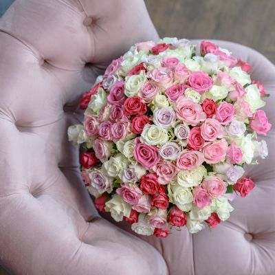 Florăria online este aliatul tău în a surprinde persoana iubită